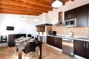 Casa Los Duraznos في Lodero: مطبخ مع طاولة وكراسي ومطبخ مع