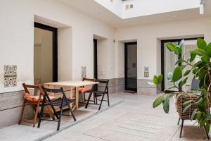 a dining room with a table and chairs at Dúplex el patio en centro de Sevilla in Seville