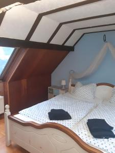 Ένα ή περισσότερα κρεβάτια σε δωμάτιο στο Ferien im Kräuterstübchen