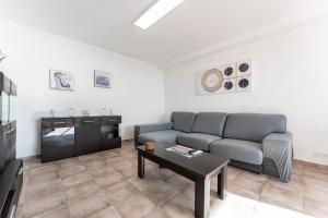 ミハスにあるApartamento Timónのソファとコーヒーテーブルのあるリビングルーム