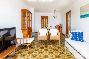 カラ・ミラーにあるSkyline Cala Nauのソファとテーブルと椅子のあるリビングルーム