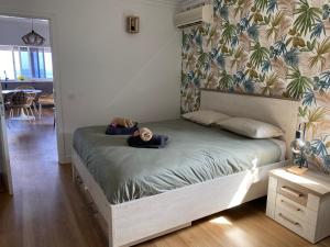 un lit avec deux chapeaux dans une pièce dans l'établissement Monterojo San Agustin Las Burras, à San Agustín 26 autres photos