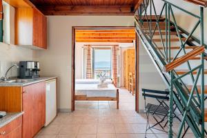 een keuken met een trap naar een slaapkamer bij Gavriil Maisonette G3 in Corfu