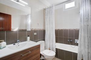 イコー・デ・ロス・ビノスにあるCasa Paseo Mirabalのトイレ、洗面台、浴槽を備えたバスルーム +21枚の写真