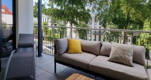 d'un canapé installé sur un balcon avec une grande fenêtre. dans l'établissement Strandblick, à Binz