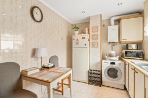 een keuken met een wasmachine en droger en een tafel bij Sanpolicarpo in Torrevieja +11 foto's