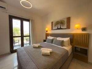 Postel nebo postele na pokoji v ubytování Deluxe Suites