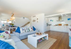 Posezení v ubytování Modern House With Sea Views