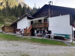 a house with a picnic table in front of it at Appartamento Val Visdente 1 in Santo Stefano di Cadore