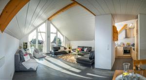 un salon avec un canapé et une table dans l'établissement Ferienwohnung Lea, à Öhningen