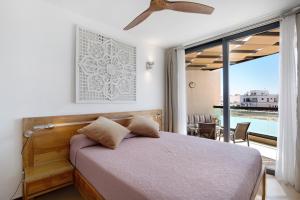 コティージョにあるApartamento Nautilus sea viewのベッドと大きな窓のある寝室 +19枚の写真