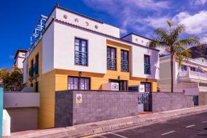 une maison jaune et blanche dans une rue dans l'établissement Nautilus 8, à Puerto Naos