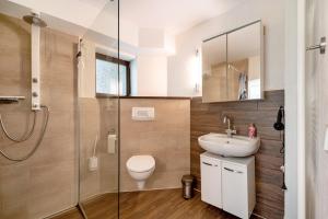 PeschにあるFerienwohnung in der Eifelのトイレ、洗面台、シャワー付きのバスルーム +14枚の写真