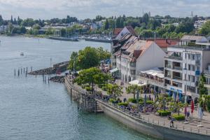 una ciudad junto a un río con un cuerpo de agua en Fairschlafen am See, en Friedrichshafen