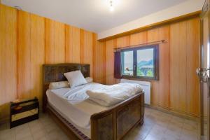 En eller flere senge i et værelse på Chalet Vernay