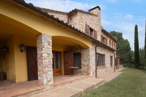 una entrada a una casa de piedra con patio en Can Pujadas, en Regencós