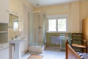 ein Badezimmer mit Glasdusche und Waschbecken in der Unterkunft Gite Du Dombief in La Chaux-du-Dombief + 20 Fotos