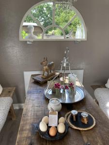 a dining room table with eggs and flowers on it at Romantikurlaub im Zirkuswagen in Hümmel
