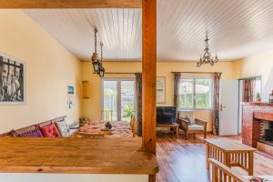 ein Wohnzimmer mit Couch und Kamin in der Unterkunft Maison De Vacances Près Du Centre in La Teste-de-Buch