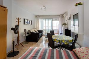 a living room with a table and a couch at Mtsrat8 in Torrevieja