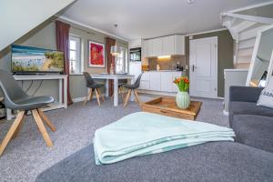 Posezení v ubytování Gemütliche Wohnung Reet-Pool-Sauna