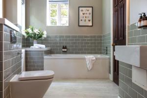 トゥルーロにあるThe Alvertonの浴槽、トイレ、洗面台を備えたバスルーム +145枚の写真