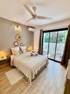 a bedroom with a bed and a ceiling fan at Cosy Sand plages et nature in Étang-Salé