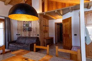 una sala de estar con un sofá y una mesa en Gerry House Livigno, en Livigno