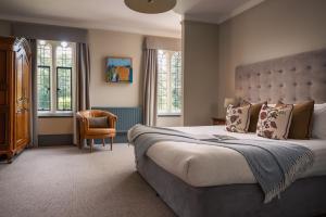 トゥルーロにあるThe Alvertonの大きなベッドと椅子のある寝室