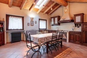 eine Küche mit Tisch und Stühlen in einem Zimmer in der Unterkunft Chalet l'École intero chalet - Aosta valley in Auri Grande