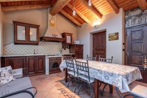 eine Küche mit Tisch und Stühlen in einem Zimmer in der Unterkunft Chalet l'École intero chalet - Aosta valley in Auri Grande