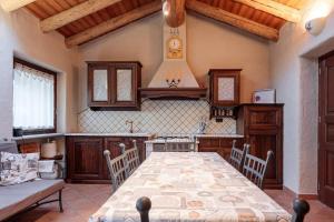 ein Esszimmer mit Tisch und eine Küche in der Unterkunft Chalet l'École intero chalet - Aosta valley in Auri Grande