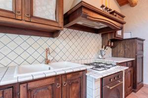 eine Küche mit Holzschränken und einem weißen Waschbecken in der Unterkunft Chalet l'École intero chalet - Aosta valley in Auri Grande + 53 Fotos