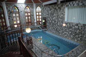 een zwembad in een gebouw met een kamer met bij By The Bay Kovalam in Trivandrum