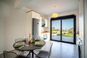 a kitchen and dining room with a table and chairs at Modern Seaside Apartment with Walking Distance to the Beach in Bahçeli