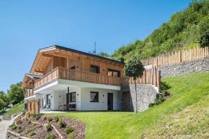 una casa en la ladera de una colina en Chalet Kasch Apartment Berg, en Vols am Schlern