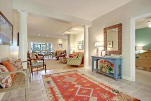 un soggiorno con tavolo blu e specchio di OG02: 2 Ocean Green a Kiawah Island