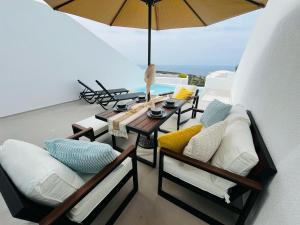 Φωτογραφία από το άλμπουμ του Romantic Santorini-Style Villa with Private Pool and Sea View σε Orga