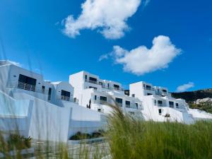 Φωτογραφία από το άλμπουμ του Romantic Santorini-Style Villa with Private Pool and Sea View σε Orga