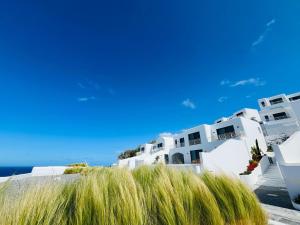 Φωτογραφία από το άλμπουμ του Romantic Santorini-Style Villa with Private Pool and Sea View σε Orga