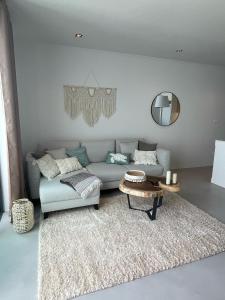 OrgaにあるRomantic Santorini-Style Villa with Private Pool and Sea Viewのソファとテーブルのあるリビングルーム +40枚の写真