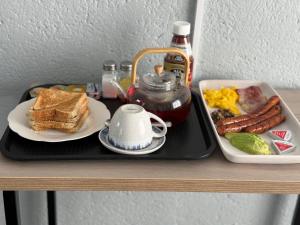 DwarsloopにあるFourteen38 Mews Guesthouseの食べ物の載った皿と朝食の食べ物の載ったトレイ +8枚の写真