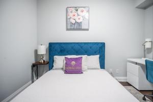 Postel nebo postele na pokoji v ubytování Luxury 2Bd 2BR Sheppard Metro Free parking