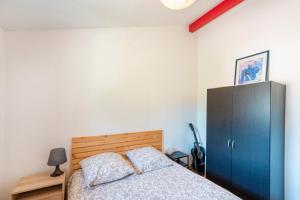 カップブルトンにあるMaison Au Calme à Capbretonのベッドルーム1室(ベッド1台、青いキャビネット付)