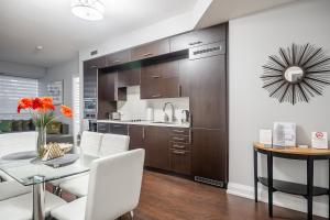 Kuchyň nebo kuchyňský kout v ubytování Luxury 2Bd 2BR Sheppard Metro Free parking