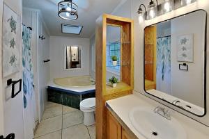 プットインベイにあるIsland Club #5の洗面台、浴槽、トイレを備えたバスルーム +22枚の写真