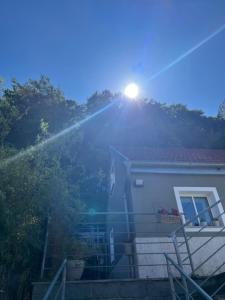 a sun shining on a roof of a house at HAPPYNEST im Altmühltal in Altmannstein