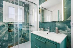 ein Badezimmer mit Waschbecken und Dusche in der Unterkunft Casa Anna in Novo Sancti Petri + 28 Fotos