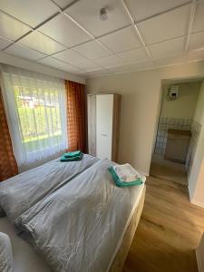 Postel nebo postele na pokoji v ubytování Ferienbungalow Familie Eggert + 15 fotografií