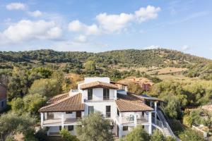 巴里萨尔多Guido Home Holiday的一座白房子,后面有山